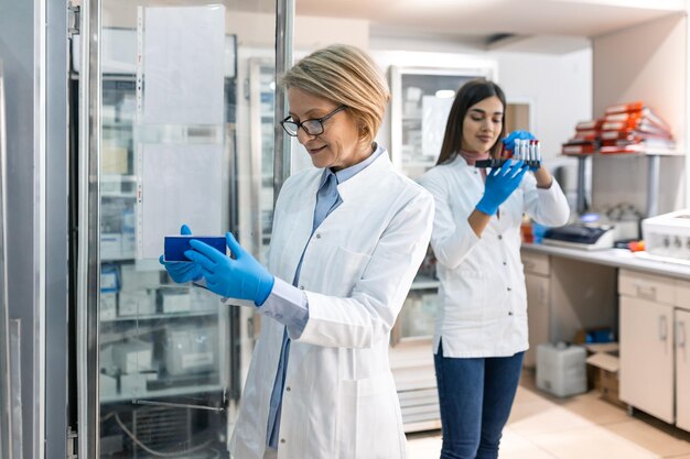 20230826075359 fpdl.in cientista segurando amostra de experimento em freezer medico de laboratorio 1212 10349 normal